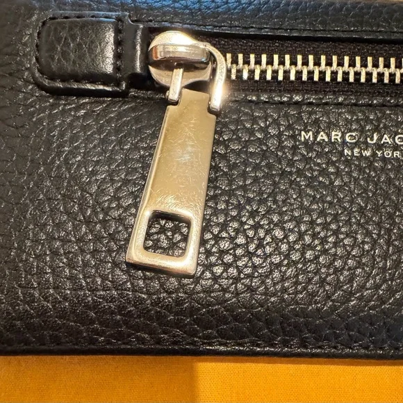 Marc Jacobs Gotham City Black Pebbled Leather Wallet - Picture 6 of 6